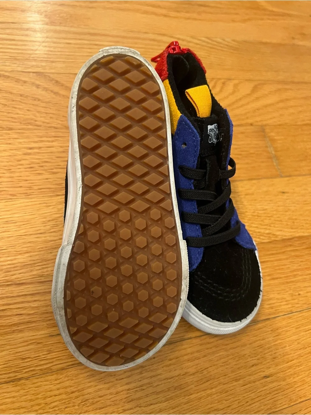 Vans Sk8-Hi Zip MTE shoes feature a vibrant multicolored suede sneakers